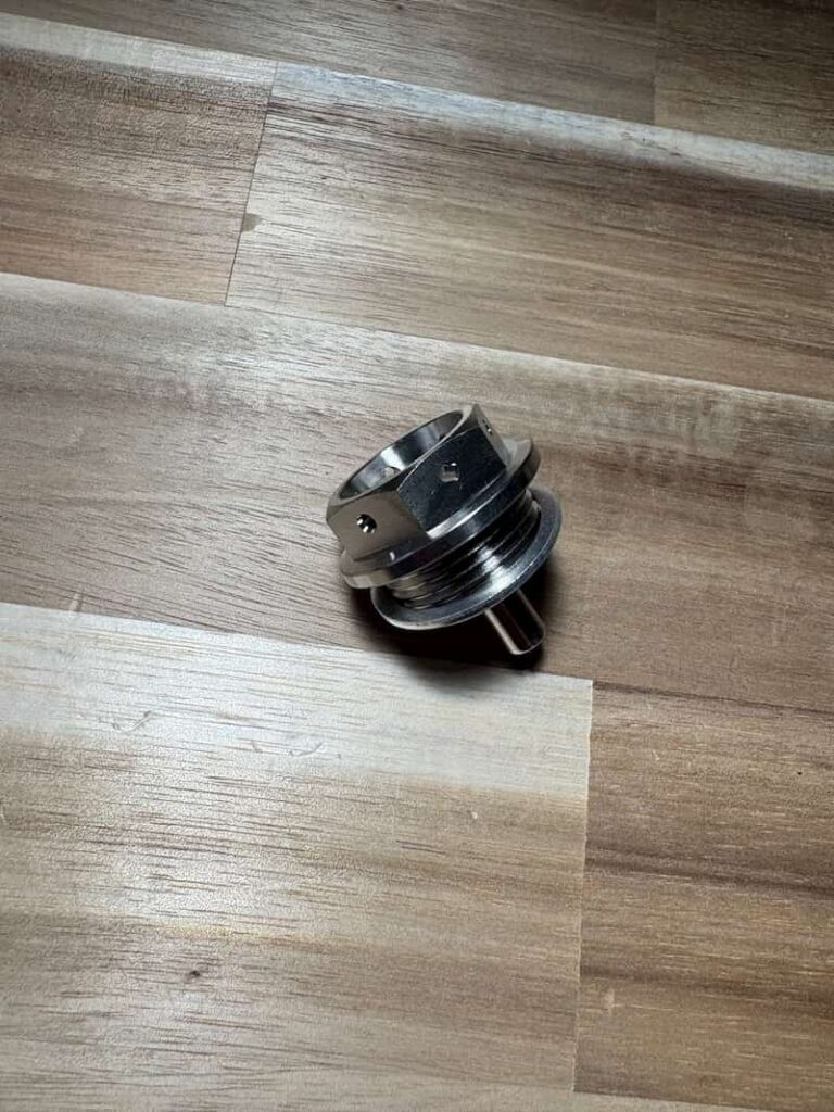 Engine oil tank plug